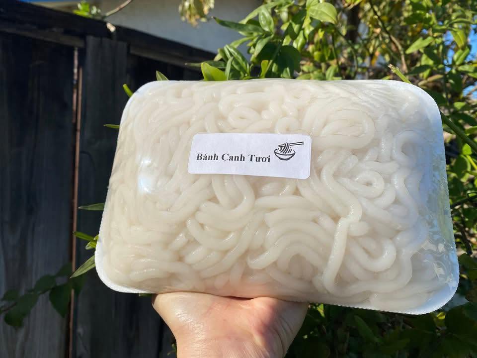 Fresh Banh Canh Noodles (1kg Tray)