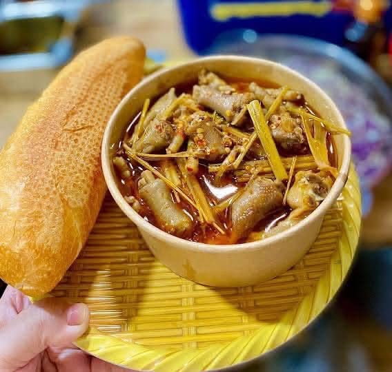 Hoi An - Da Nang Spicy Sautéed Chicken Feet (with French Bread)